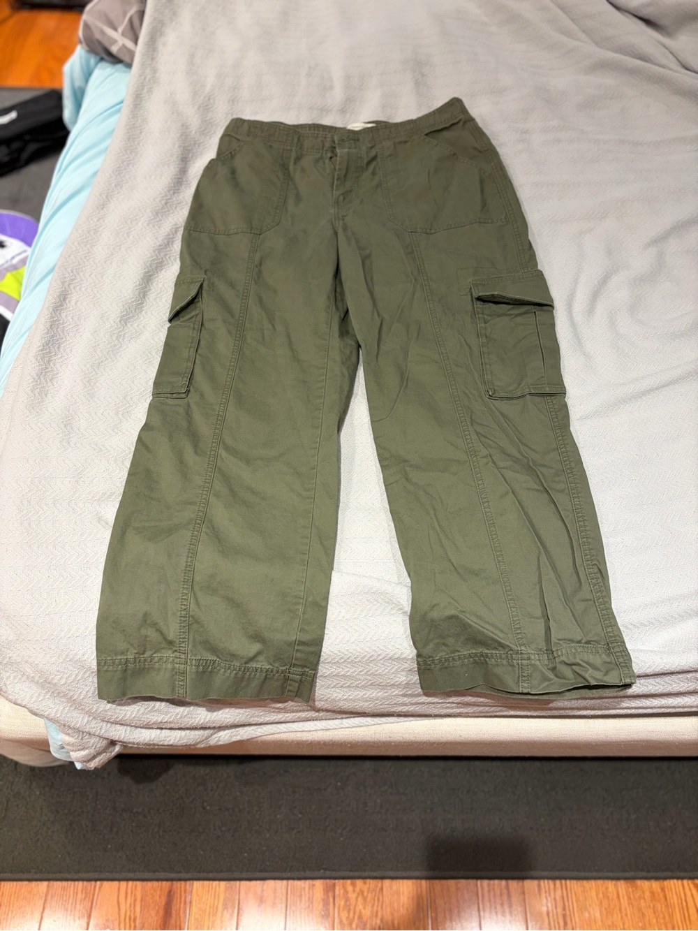 Abercrombie and Fitch Olive Green Cargo Pants Women’s Size 12 Short